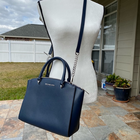 Michael Kors Handbags - HP💕Michael Kors Ellis LG satchel & wallet